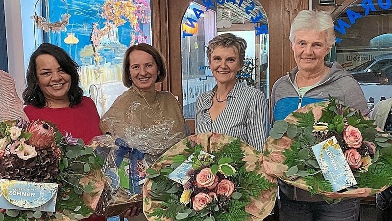 Ehrungen beim Verein für Therapeutisches Reiten: (v.l.) langjährige zweite Vorsitzende Dr. Alison Davies, Vorsitzende Sosa Balderanou, langjährige Schriftführerin Birgit Schöfberger, Therapeutin Simone Willems, Helferin Ilka Blasig und langjährige Kassenwartin Katharina Mergenthaler.