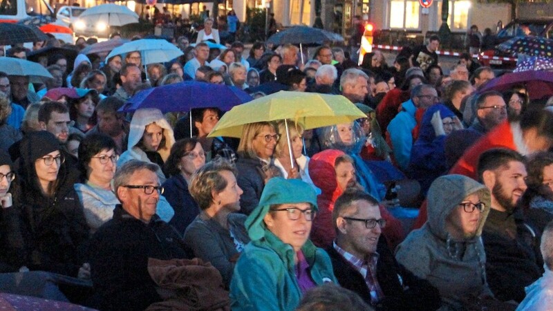 Die Mercury-Fans ließen sich vom Regen die Filmlaune nicht verderben.