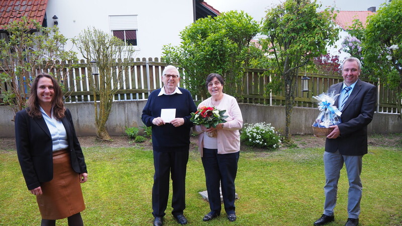 Bürgermeisterin Irmgard Eberl und Stellvertreter Josef Sedlmeier überbrachten eine Gemeindemünze an Helmut Heller in Anerkennung seiner Verdienste.