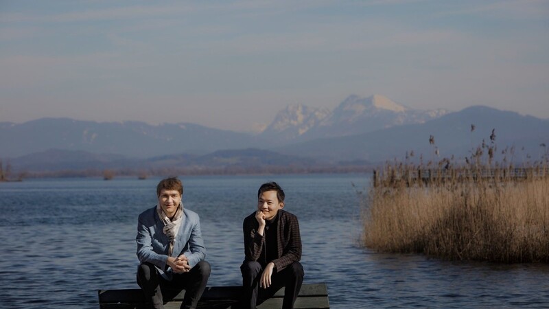 Niels Mönkemeyer (links) mit William Youn auf der Herreninsel im Chiemsee.