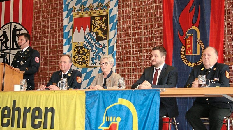 Verbandsvoritzender Martin Sterl (v.li.), Kreisbrandrat Hermann Keilhofer, Landrätin Rita Röhrl, Bürgermeister Daniel Graßl, KBI Christian Stiedl.