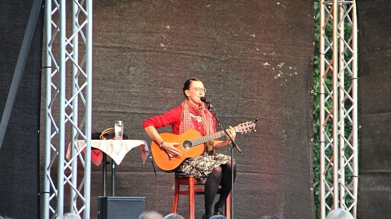 Martina Schwarzmann begeisterte auf der Festwiese mit witzigen Peinlichkeiten.