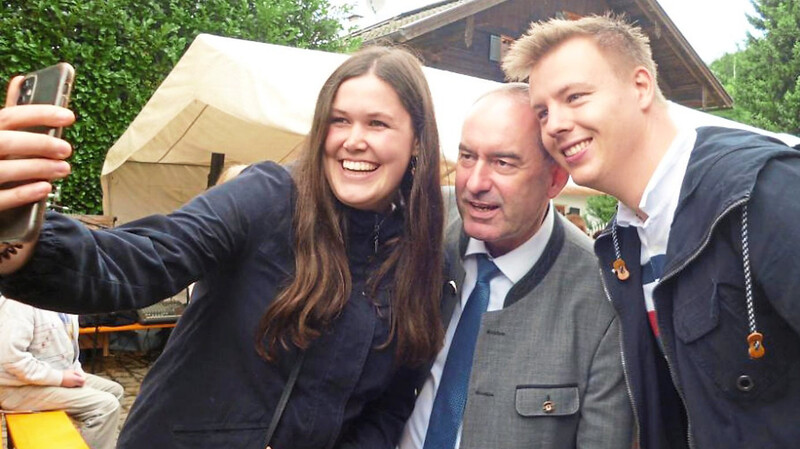 Hubert Aiwanger volksnah beim Selfie mit Isabella Peter und Tobi Spannfellner von der katholischen Landjugend Rattenberg.