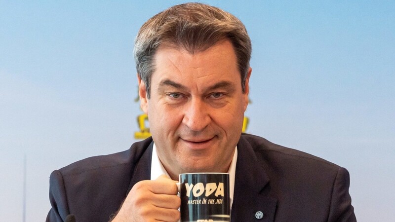 Markus Söder (CSU), Ministerpräsident von Bayern, trinkt vor Beginn der Sitzung des bayerischen Kabinetts, die als Videokonferenz geführt wird, aus einer Star-Wars-Tasse mit der Aufschrift "Yoda - Master of the Jedi".