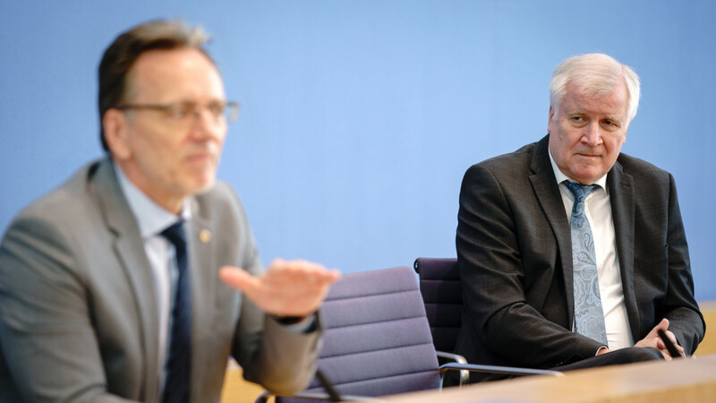 Bundesinnenminister Horst Seehofer (r,) und Holger Münch, Präsident des Bundeskriminalamtes, stellen die Fallzahlen politisch motivierter Kriminalität für das Jahr 2020 vor.