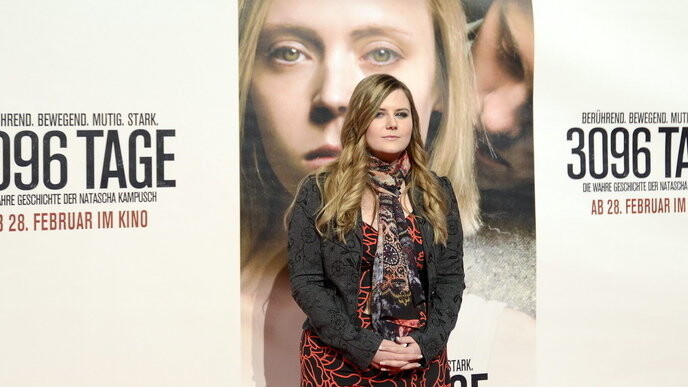 Die Österreicherin Natascha Kampusch präsentiert sich am 25. Februar 2013 zur Premiere des Films "3096 Tage" auf dem roten Teppich im Cineplexx Wienerberg in Wien. Kampusch wurde im Alter von zehn Jahren entführt und acht Jahre lang in einem Kellerverlies gefangen gehalten.