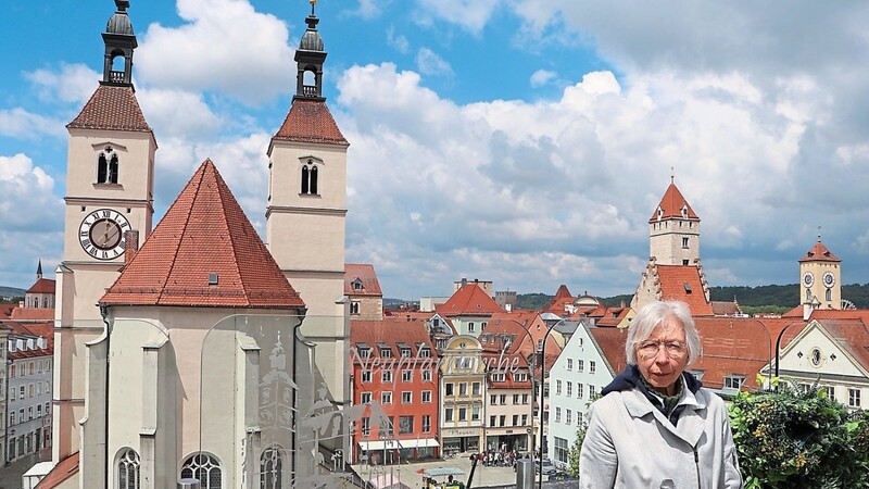 Der Blick vom Dach der Galeria Kaufhof auf den Neupfarrplatz - "Die Neupfarrkirche ist der bedeutendste kirchliche Renaissancebau der Region" steht dort auf dem Glas neben Sabine Freudenberg.