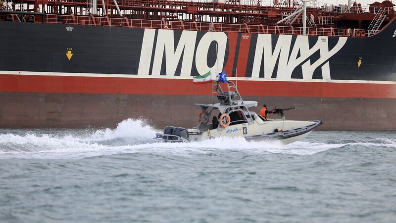 Ein Schnellboot der iranischen Revolutionsgarden umkreist den unter britischer Flagge fahrenden Öltanker "Stena Impero".