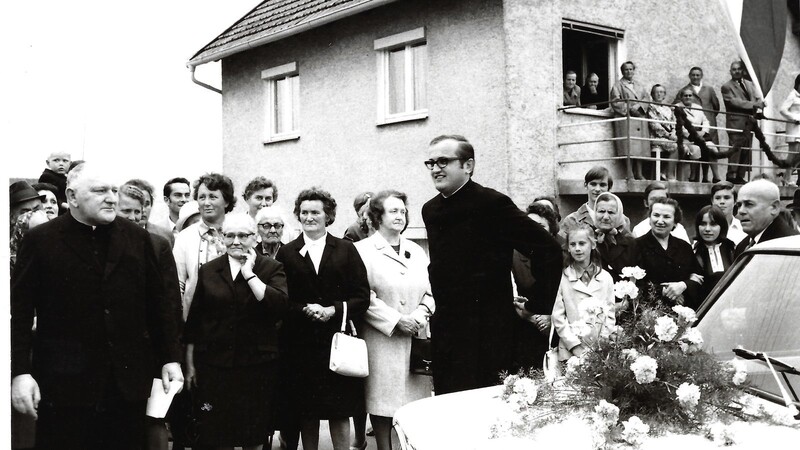 Der junge Priester wurde von Pfarrer Josef Scheuerer (links) willkommen geheißen.