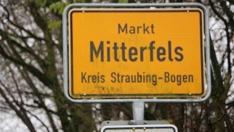 Bürgermeister Liebl stellte bei der Sitzung des Marktgemeinderats den Vertrag zur Kommunalbeteiligung des Bürgersolarparks Mitterfels vor.