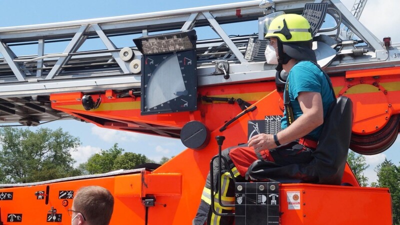 Zehn Einsatzkräfte aus den Feuerwehren Roding, Waldmünchen, Furth im Wald, Bad Kötzting und Lam bildeten sich beim Lehrgang für Drehleitermaschinisten weiter.