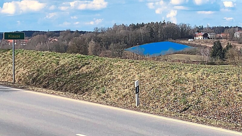 Von der Kreisstraße LA 2, hier bei Klause, sieht man die geplante Anlage (blau) nur, wenn man auf das erhöhten Straßenbankett klettert.