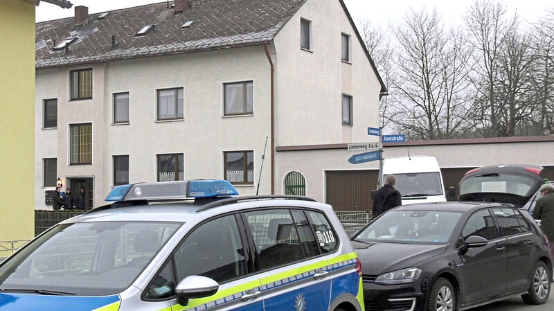 Großeinsatz am Mittwochmorgen in Altenstadt/Waldnaab. Im Obergeschoss fanden die Ermittler eine tote 22-Jährige.