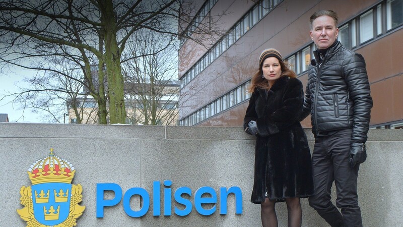 Das Autoren-Ehepaar Alexandra und Alexander Ahndoril vor dem Polizeirevier in Stockholm, wo ihr Kommissar Joona Linna ermittelt.