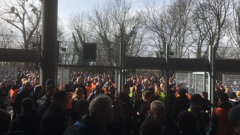 Am Samstag kamen die Löwen-Fans - anders als häufig in der Hinrunde - innerhalb weniger Minuten ins Stadion.