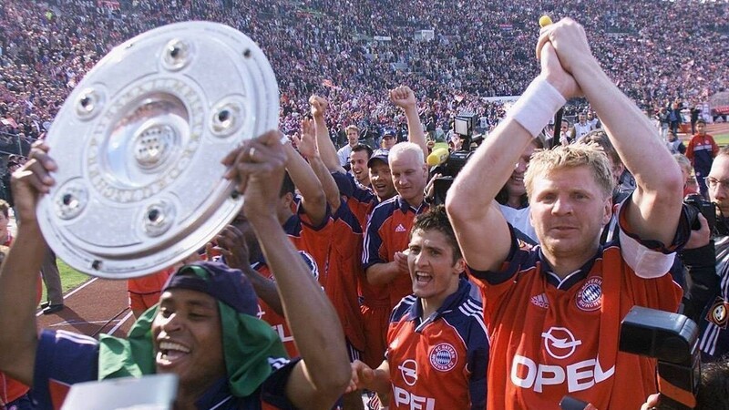 Die Bayern um Sergio, Lizarazu und Effenberg (v.l.) mit Schale.