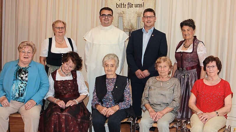 Die fünf Gründungsmitglieder (sitzend) bekamen die Goldene Ehrennadel in Stein. Dies sind Dora und Rosa Altmann, Leni Bachmeier, Maria Eichstetter und Fanny Thalmeier.