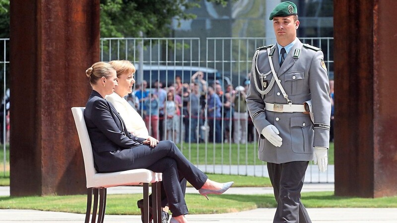 Bundeskanzlerin Angela Merkel (CDU) sitzt neben der dänischen Ministerpräsidentin Mette Frederiksen beim Empfang vor dem Kanzleramt.