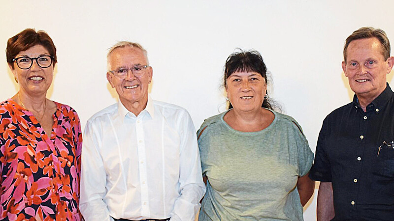 Vorstandsvorsitzende Annette Kiermaier (links) und Aufsichtsratsvorsitzender Anton Wackerbauer (rechts) gratulierten Gudrun Binder zur Wiederwahl in den Aufsichtsrat und Bogdan Skora zur Wiederwahl in den Vorstand der "Gemeinnützigen Wohnungsbaugenossenschaft für den Landkreis Landshut".