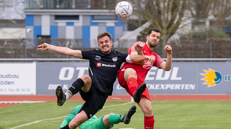 Dass es beim TSV Langquaid nicht einfach wird, die Punkte zu holen, weiß der FSV Landau um Hannes Obermeier (in schwarz).