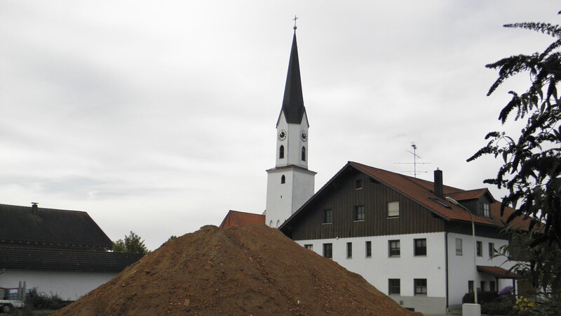 Vom Abriss geblieben ist ein Berg von Mauerbruch, der den  Blick auf den Dorfplatz derzeit noch verstellt.