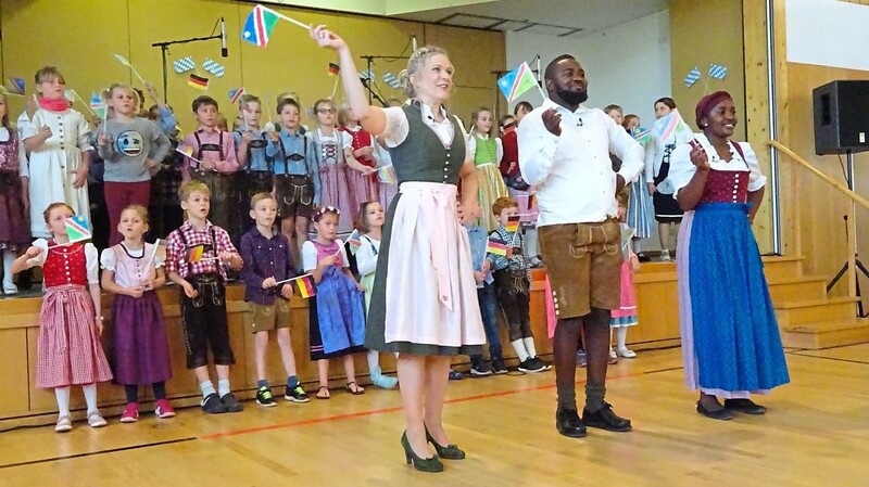 Mit wehenden Fähnchen zogen Tauschlehrer, Schüler und Lehrer der Grundschule Aham ein. Raphael Ngasia und Bella Samba waren mit Begeisterung dabei.