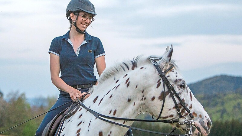 Nur wenn das Gehirn keine "Bedenken" hat, lässt es dem Körper - zum Beispiel beim Reitsport - freien Lauf. Um dies zu erreichen, gibt es Neuroriding. Die Biologin und Reittrainerin Astrid Henzler hat sich zusammen mit der Physiotherapeutin Sabine Meißner auf diesem Gebiet ausbilden lassen und bringt nun diese Thematik in den Landkreis Cham.