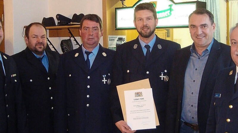 Hubert Sellmer (4.v.l.) mit Kreisbrandmeister Alexander Grocholl, zweitem Kommandant Anton Hohenester, Kommandant Stefan Peter, Bürgermeister Alfred Holzner und Kreisbrandinspektor Johann Haller.