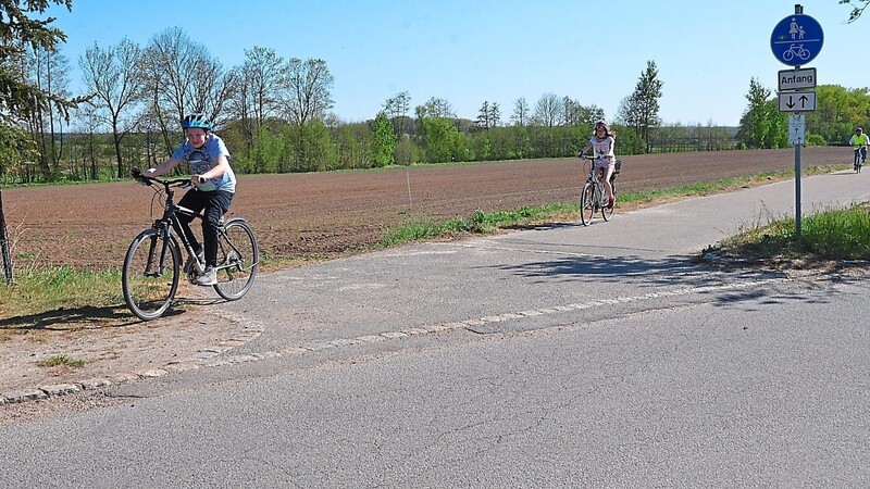 Die Gemeinderäte beschlossen, dass bezüglich der geplanten Änderung der Einmündung des Radweges in Mötzing erst im Dorferneuerungsverfahren durchgeführt werden soll.