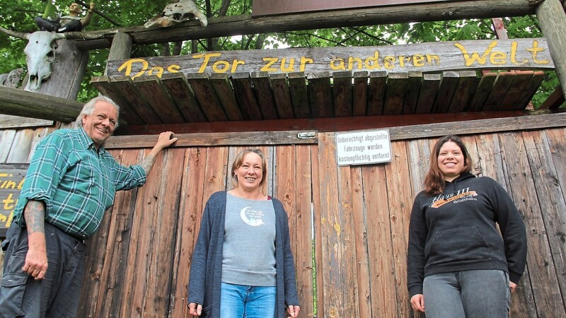 Seit sieben Monaten gibt es keine Livemusik mehr hinter dem "Tor zur anderen Welt": Karl Fischer (v.l.), seine Schwester Karin und deren Tochter Ramona hoffen darauf, dass es rund um das Wildthurner Kultlokal bald wieder lauter wird.