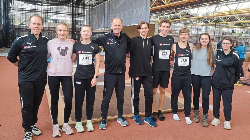 Die Plattlinger Mannschaft in München mit Trainer Thomas Emberger, Katharina Strauch, Pia Wieselhuber, Trainer Fred Wohlleben, Oliver Zeno Ispan, Matthias Zierer, Jonas Waas sowie den Betreuerinnen Elina Nebl und Claudia Walter.