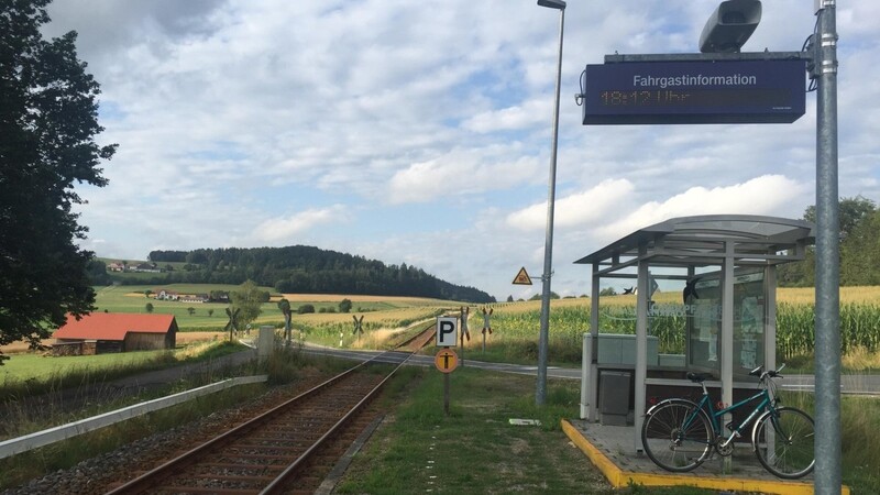 ÖPNV hinterm Maisfeld: Mit dem Radl über den unbeschrankten Bahnübergang zur Haltestelle. Und dann erst mal warten...