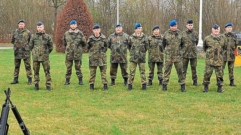 Regimentskommandeur Oberstarzt Dr. Tobias Gamberger (links) mit den ausgezeichneten und beförderten Soldaten.