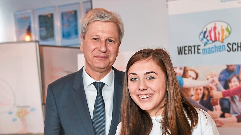 Ministerialdirektor Herbert Püls überreichte die Urkunden an Magdalena Hallmen von der Wirtschaftsschule...