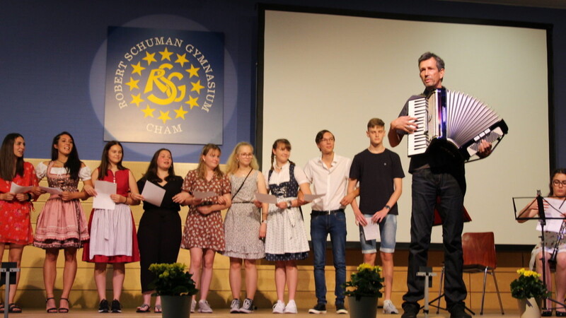 Die Klasse 10 d hatte zusammen mit Martin Trosbach G'stanzl gedichtet.