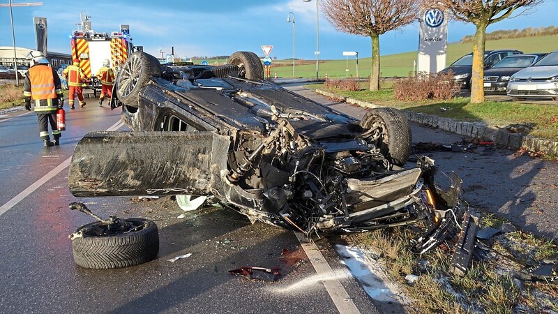 Zwei 16-Jährige haben in Schierling am Morgen des Dienstags einen Audi geschrottet.