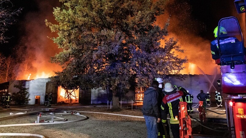 Beim Eintreffen der Einsatzkräfte brannte die Maschinenhalle in Buchhofen bereits lichterloh.