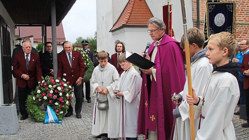 Pfarrer Gregor Bartkowski hielt die Libera am Ehrenmal.