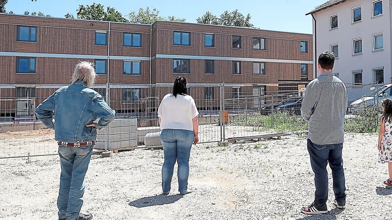 "Für die sind wir Parasiten", sagen die Bewohner der Breslauer Straße, die als obdachlos eingestuft sind und deshalb keinen Anspruch auf eine Wohnung in dem Neubau haben. Die Wohnungen, in denen sie "Nutzer" sind oder waren, werden nach und nach abgerissen .