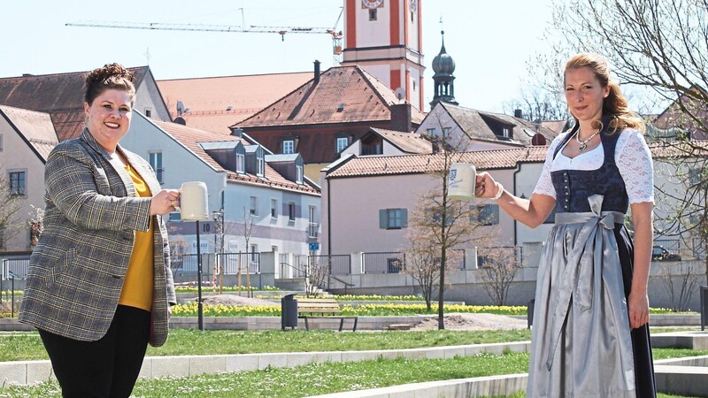 Die Unterstützung aus Roding ist ihr gewiss: Bürgermeisterin Alexandra Riedl wirbt für Sarah Jäger als bayerische Bierkönigin.