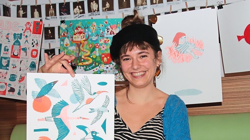 Kristina Brasseler zeigt ihre selbst gemalten Illustrationen.