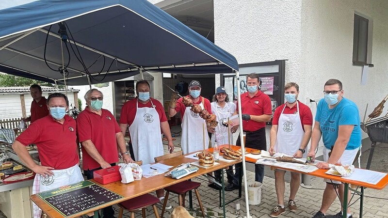 Zahlreiche Freiwillige halfen mit, um den Bürgern heuer wenigstens ein bisschen Dorffest-Flair zu ermöglichen.