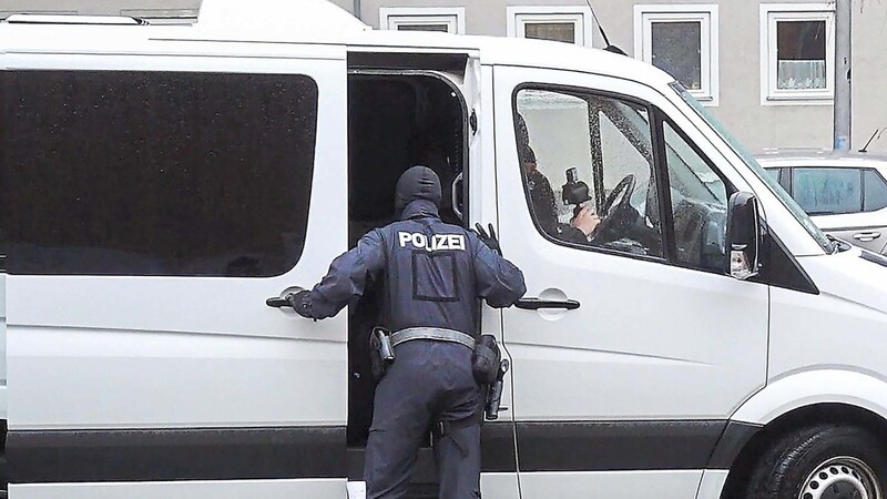Bundespolizisten sind gegen eine internationale Schleuserbande vorgegangen. Die Staatsanwaltschaft Kempten verdächtigt 19 Beschuldigte, etwa 140 Menschen über die Balkanroute eingeschleust zu haben.