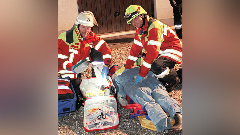 Bürgermeister Andreas Horsche (l.) beteiligte sich als Rettungssanitäter bei der Großübung.