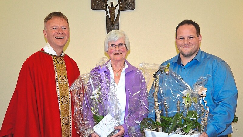 Pfarrrer Adi Ortmeier (von links), Hildegard Hartl und Heimleiter Konrad Mader.