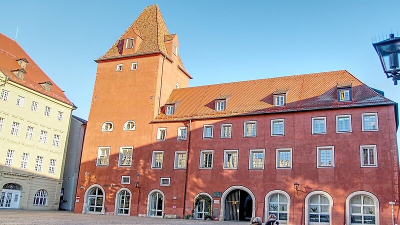 Die Neue Waag: seit 75 Jahren Sitz des Verwaltungsgerichts. Das Gebäude hat eine lange Historie, die bis ins Mittelalter zurückreicht.