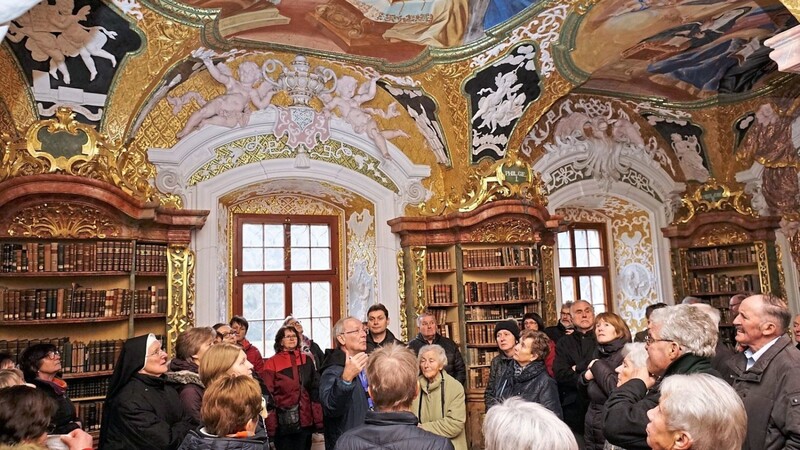 Die Führung durch die Klosterbibliothek Metten beeindruckte alle.