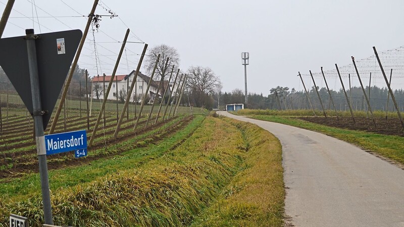 Der Sendemast bei Maiersdorf (im Hintergrund) reicht nicht ganz, um problemlosen Mobilfunk auch in Oberwangenbach zu gewährleisten.