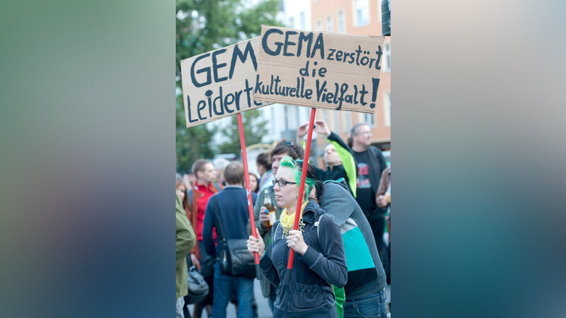 Demonstranten protestieren in Berlin gegen eine Neuordnung der GEMA-Gebühren. Die GEMA plant ab 2013 einheitliche Gebühren. (Foto: dpa)