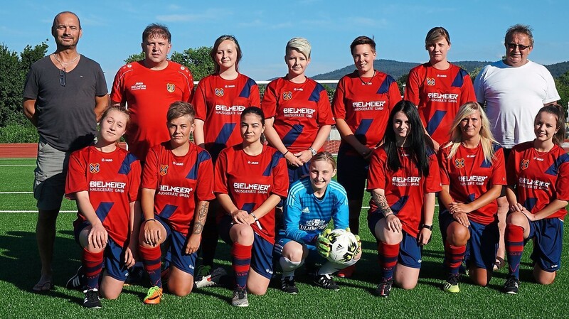 Die ersten Damen im Trikot des 1. FC Bad Kötzting freuen sich auf ihren ersten Auftritt (hinten von links): Sportlicher Leiter Uwe Wölke, Trainer Hermann Pongratz, Saskia Pongratz, Denise Sonndorfer, Claudia Zitzelsberger, Jennifer Bode, Vorstand Sport Wolfgang Fischer; vorne von links: Rebecca Müller, Kathi Niedermeier, Theresa Haselsteiner, Spielführerin Ramona Kroner, Milena Traurig, Corinna Emberger, Lea Brandl. Es fehlen: Anna Lena Achatz, Lena Haimerl, Hannah Müller.